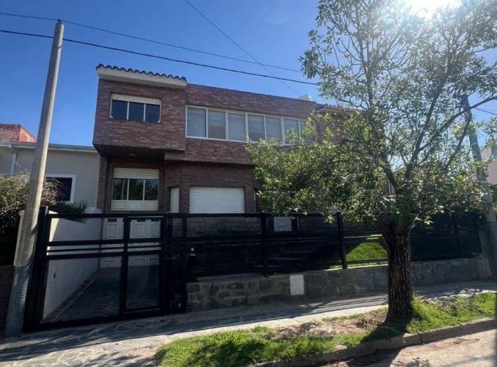 Casa · 400m² · 16 Ambientes · 2 Cocheras