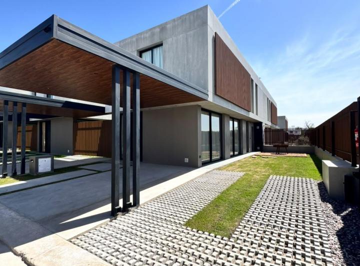 Casa · 165m² · 6 Ambientes · 2 Cocheras