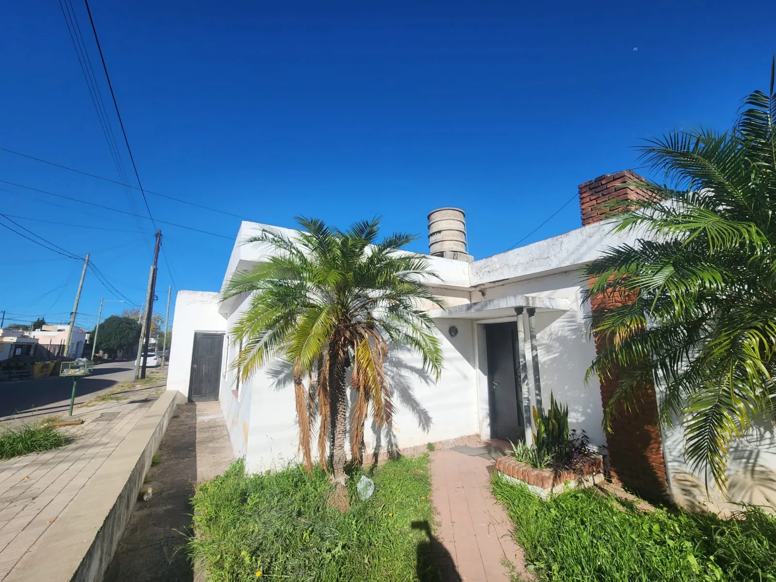 Casa con amplio depósito en Barrio Las Flores