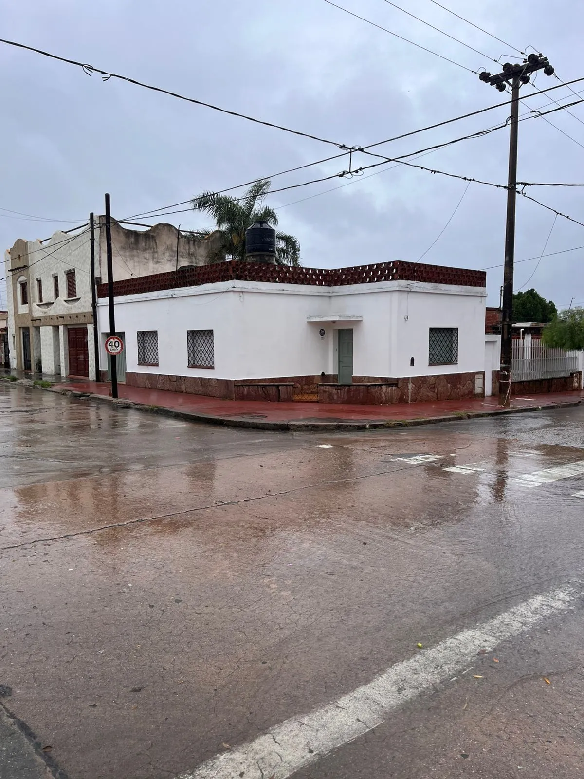 CASA EN VENTA ALTO ALBERDI A METROS DE DUARTE QUIROZ 2 DORM COCHERA Y PATIO
