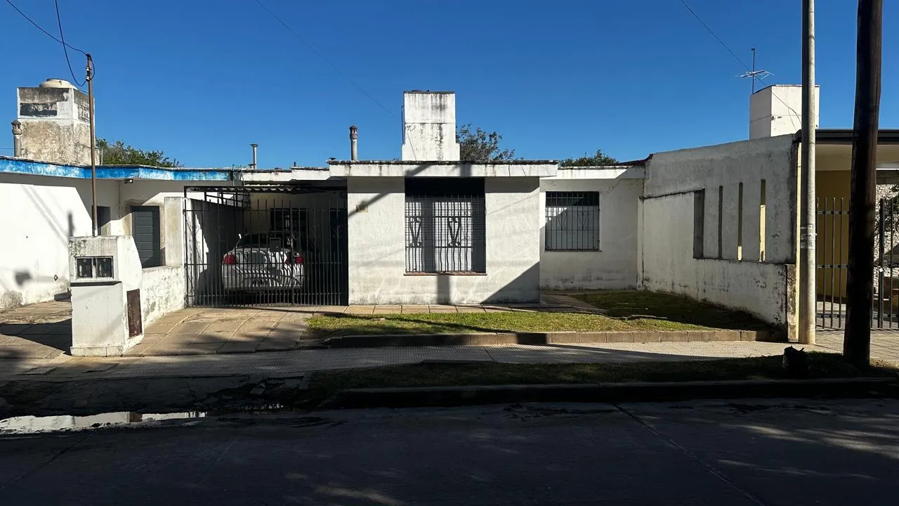 SE VENDE CASA CON RENTA FIJA - 3 DORM. - COCHERA - PATIO - BARRIO LOS GRANADOS