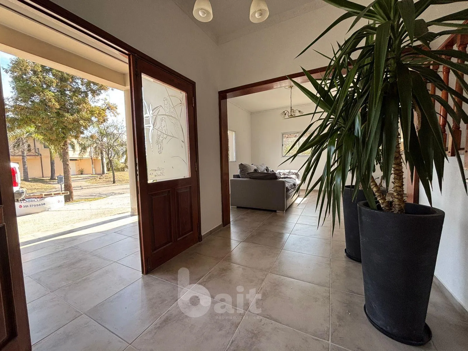 Casa a la venta en Los Cielos, 4 dormitorios, escritorio y pileta.