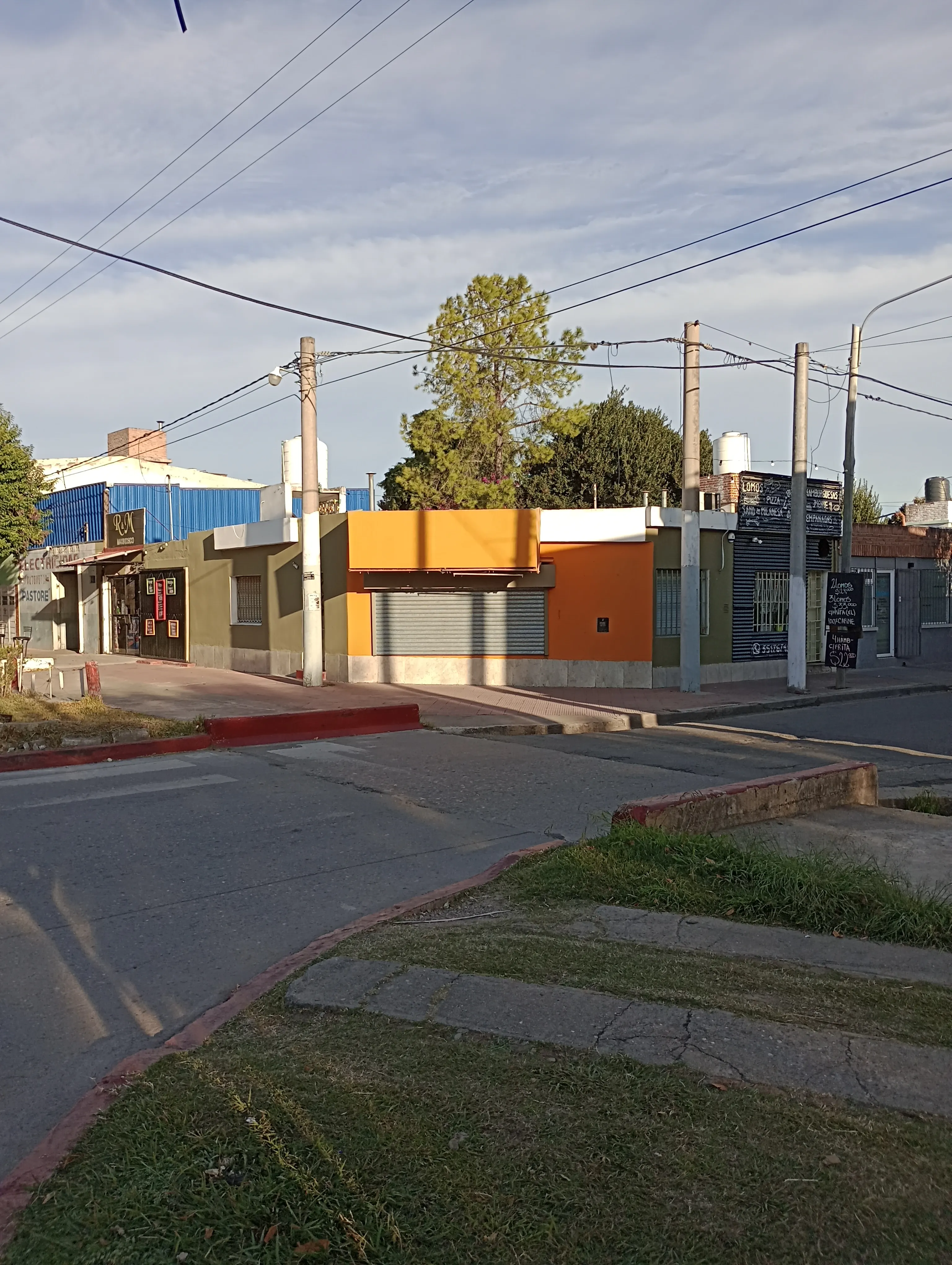 Av. A. Capdevila 1606. Casa para destino comercial o vivienda.