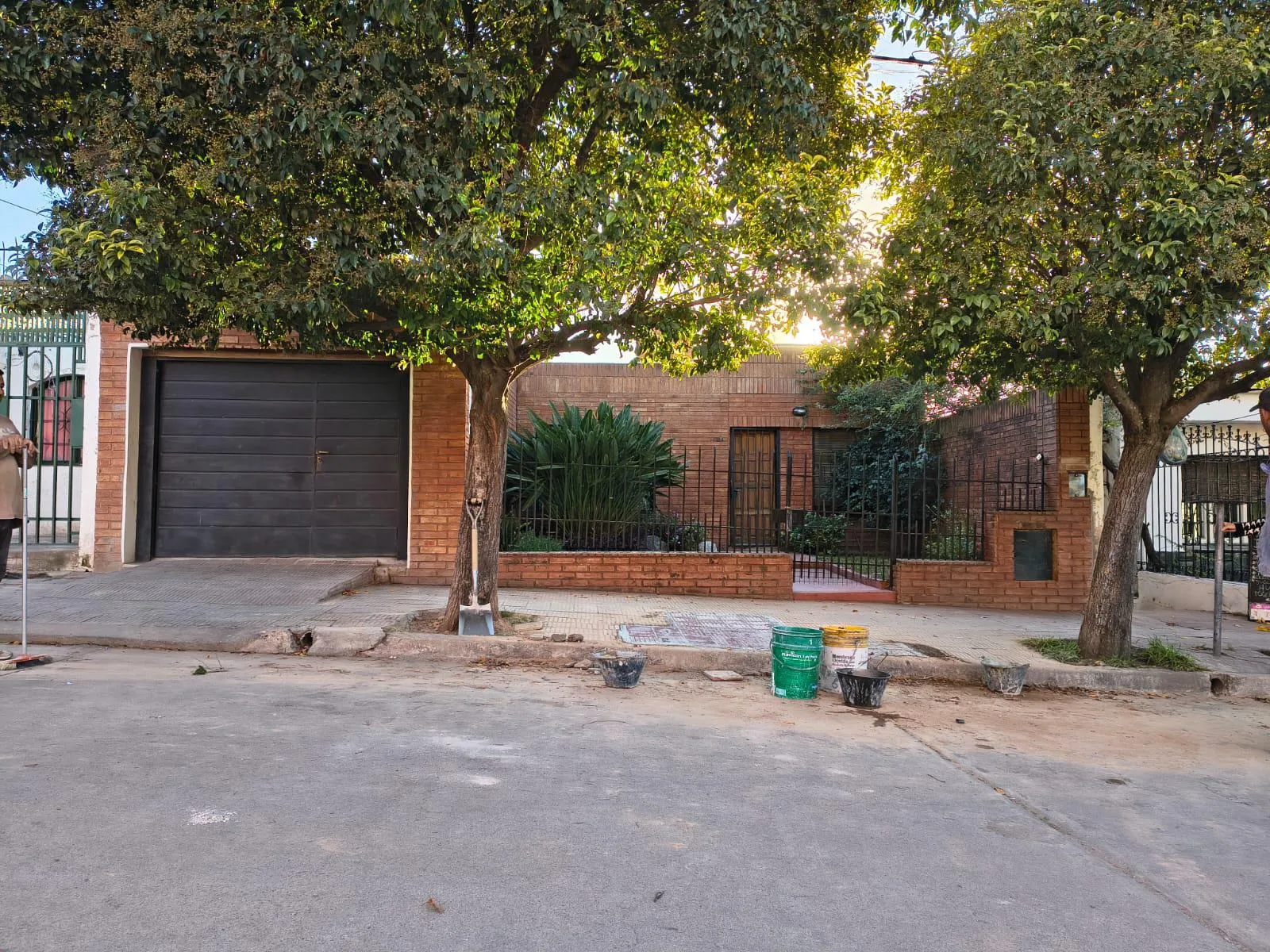 SAN VICENTE: CASA EN VENTA DE 4 DORMITORIOS COCHERA Y PATIO