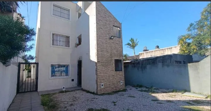 CASTELAR PH ,AP-CREDITO, A/PROF,COCHERA,PATIO, MB UBIC