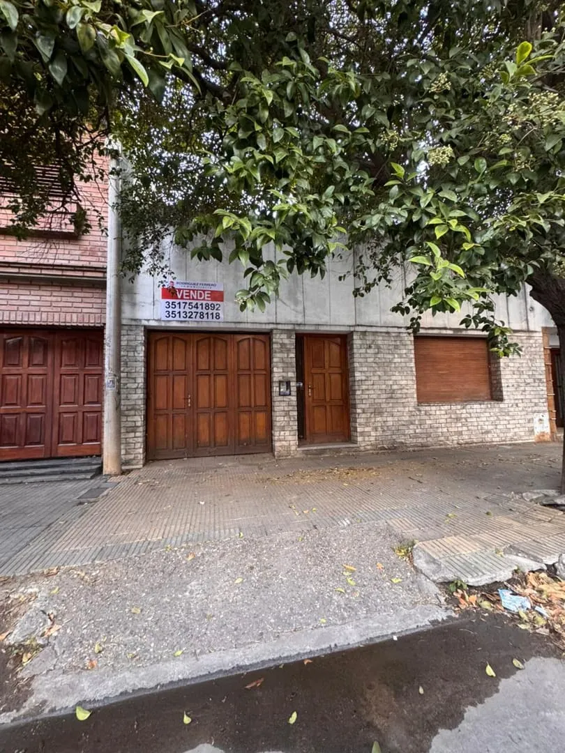 Casa con posibilidad de edificar edificio