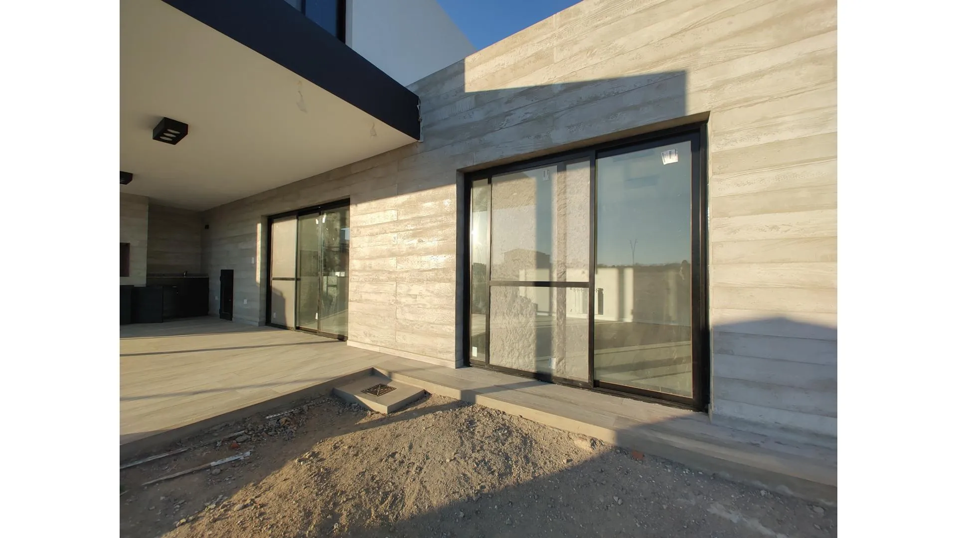 CASA EN VENTA DE 3 DORMITORIOS. EN ACQUAVISTA