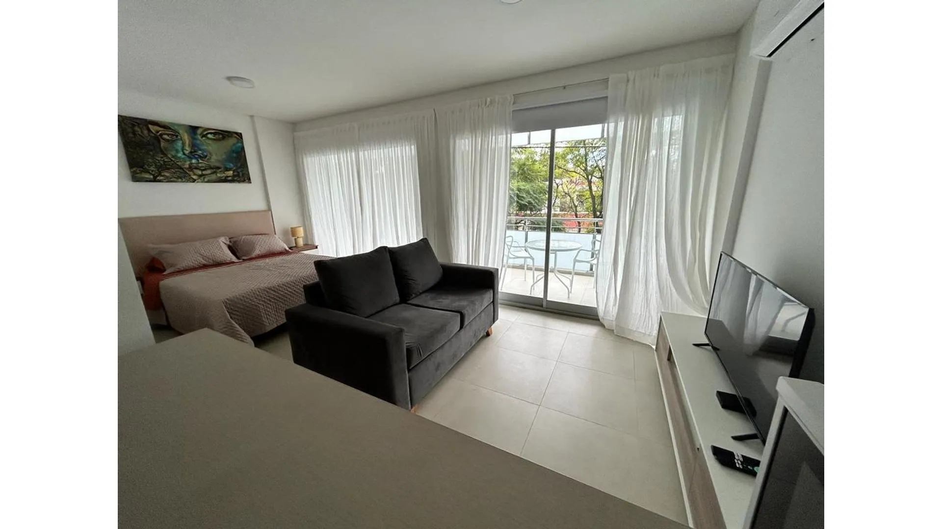 Monoambiente amoblado c/balcón en Aristóbulo coliving
