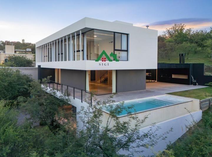 Casa · 700m² · 8 Ambientes · 3 Cocheras