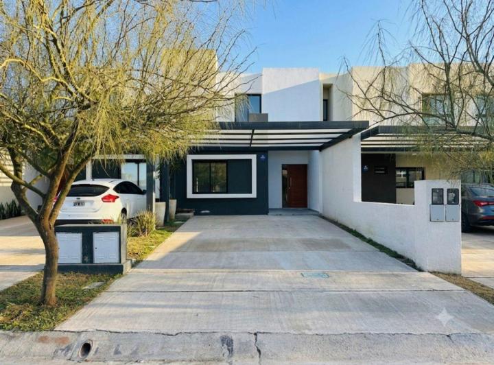 Casa · 135m² · 5 Ambientes · 2 Cocheras