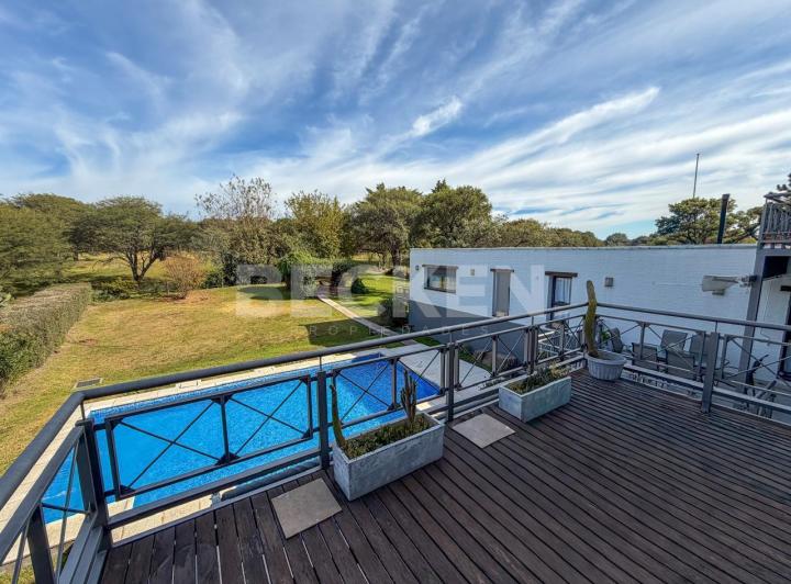 Casa · 388m² · 8 Ambientes · 2 Cocheras