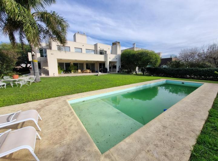Casa · 400m² · 9 Ambientes · 4 Cocheras