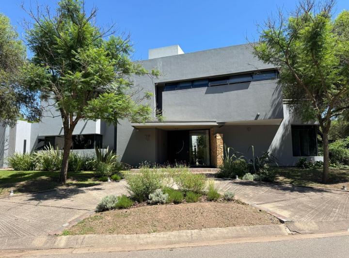 Casa · 510m² · 6 Ambientes · 5 Cocheras