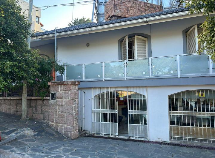 Casa · 300m² · 5 Ambientes · 5 Cocheras