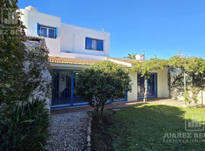 Casa · 219m² · 4 Dormitorios · 3 Cocheras