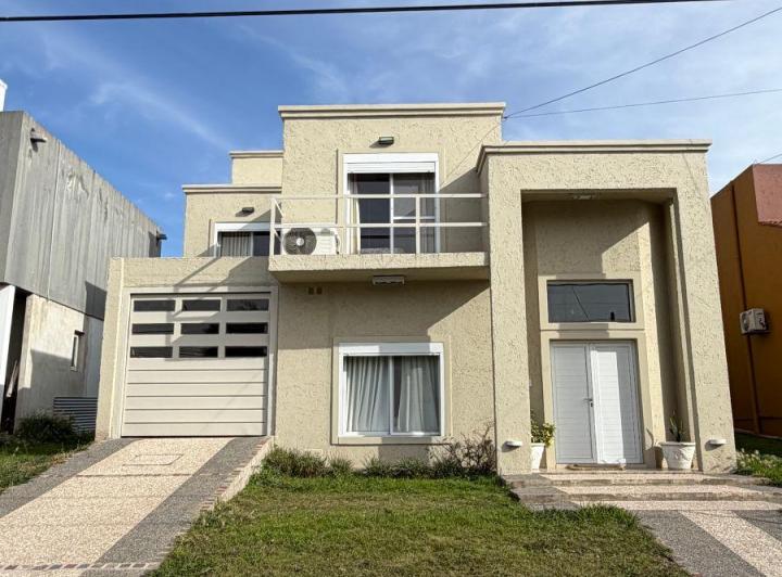 Casa · 202m² · 5 Ambientes · 2 Cocheras