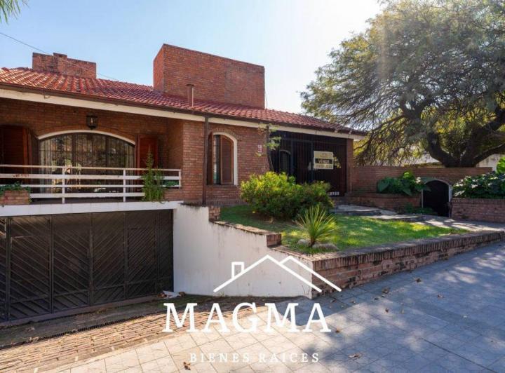 Casa · 380m² · 6 Ambientes · 2 Cocheras