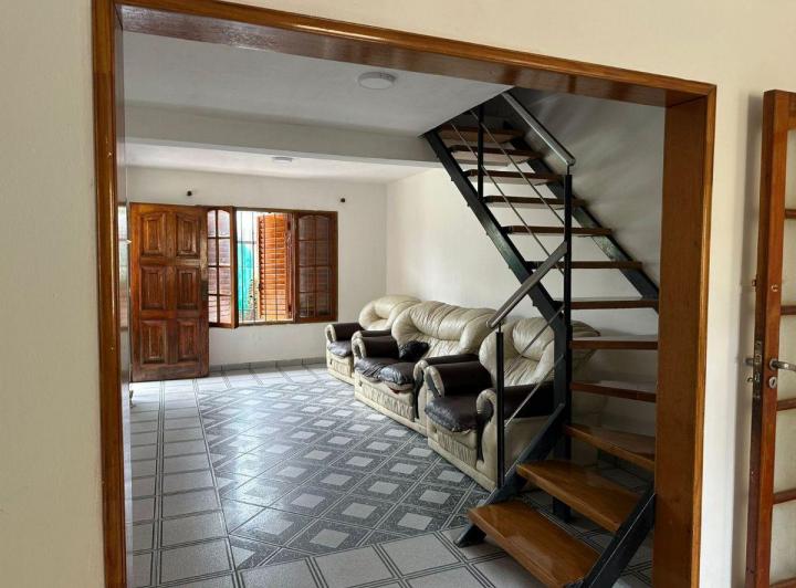 Casa · 200m² · 5 Ambientes · 1 Cochera