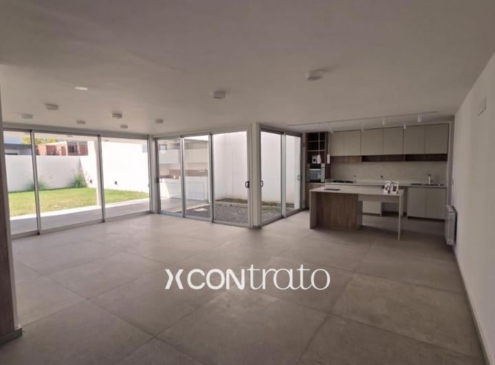 Casa · 220m² · 4 Ambientes · 2 Cocheras