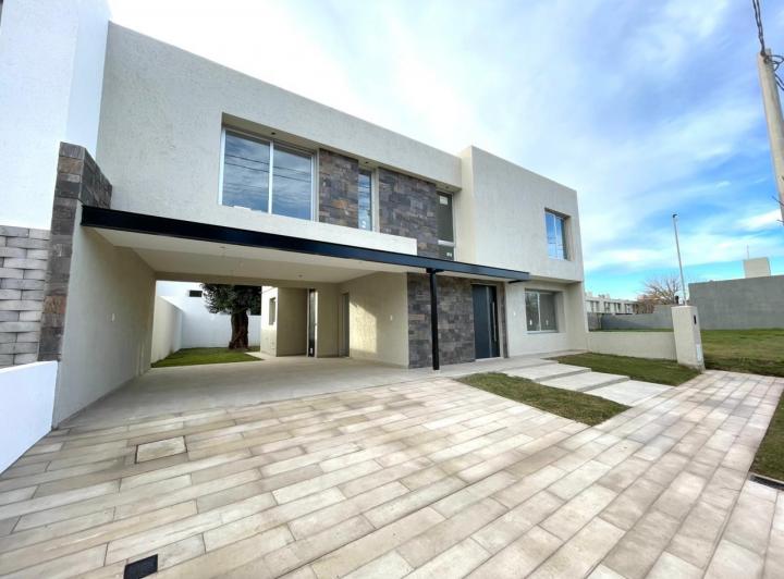 Casa · 220m² · 6 Ambientes