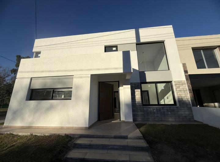 Casa · 219m² · 4 Ambientes · 2 Cocheras