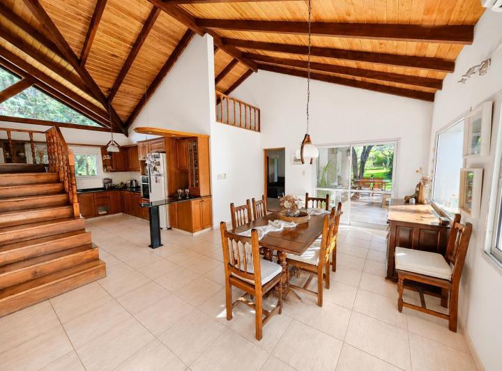 Casa · 350m² · 5 Ambientes · 2 Cocheras