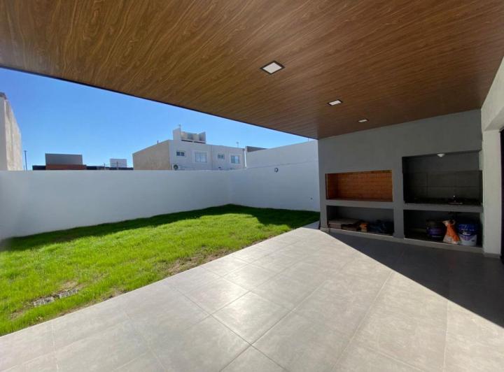 Casa · 180m² · 6 Ambientes · 2 Cocheras