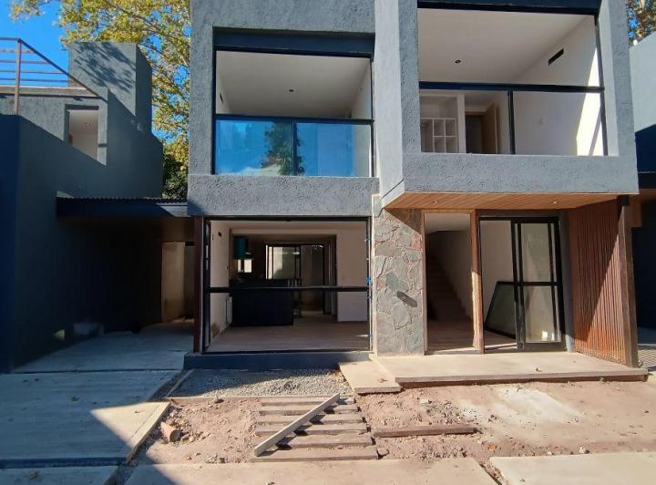 Casa · 93m² · 5 Ambientes · 2 Cocheras