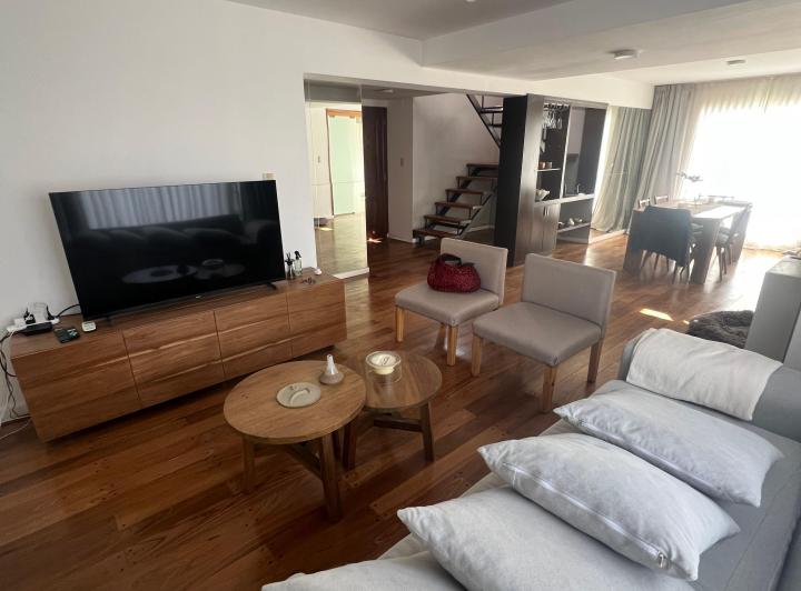 Casa · 260m² · 8 Ambientes · 2 Cocheras