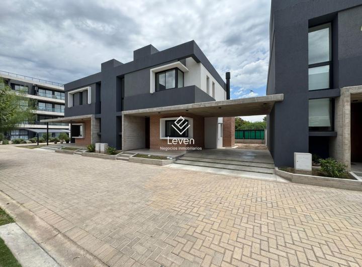 Casa · 196m² · 5 Ambientes · 2 Cocheras