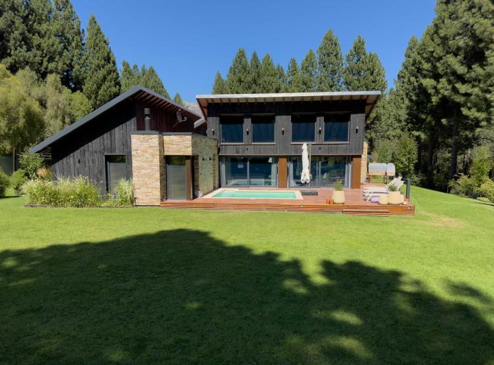 Casa · 243m² · 5 Ambientes · 2 Cocheras