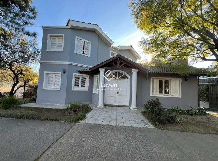 Casa · 450m² · 7 Ambientes · 4 Cocheras