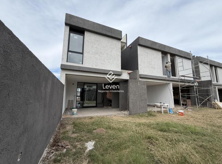 Casa · 110m² · 3 Ambientes · 2 Cocheras