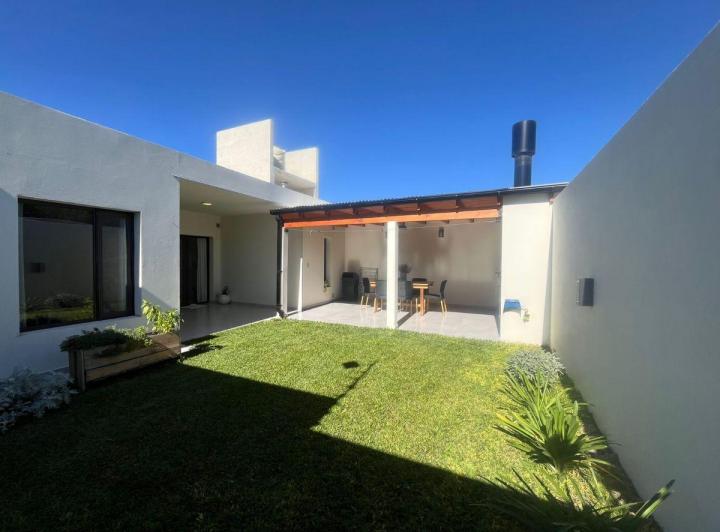 Casa · 189m² · 3 Ambientes · 2 Cocheras