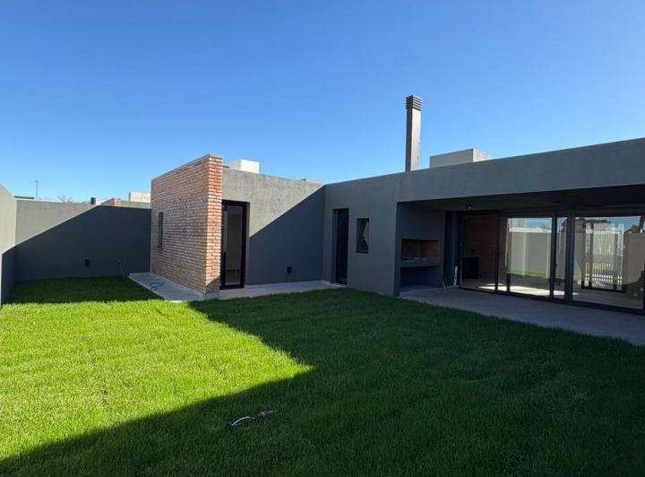 Casa · 195m² · 5 Ambientes · 2 Cocheras