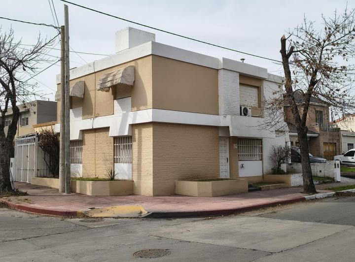 Casa · 140m² · 8 Ambientes · 1 Cochera
