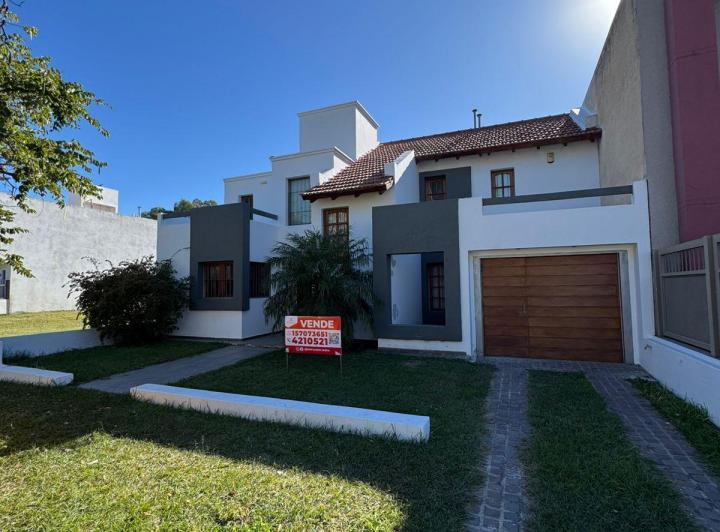 Casa · 220m² · 3 Ambientes
