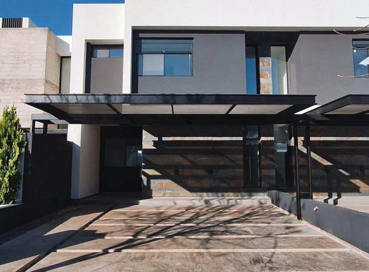 Casa · 165m² · 3 Ambientes · 2 Cocheras