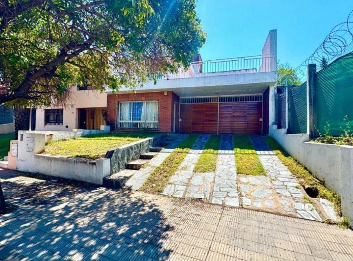 Casa · 239m² · 9 Ambientes · 2 Cocheras