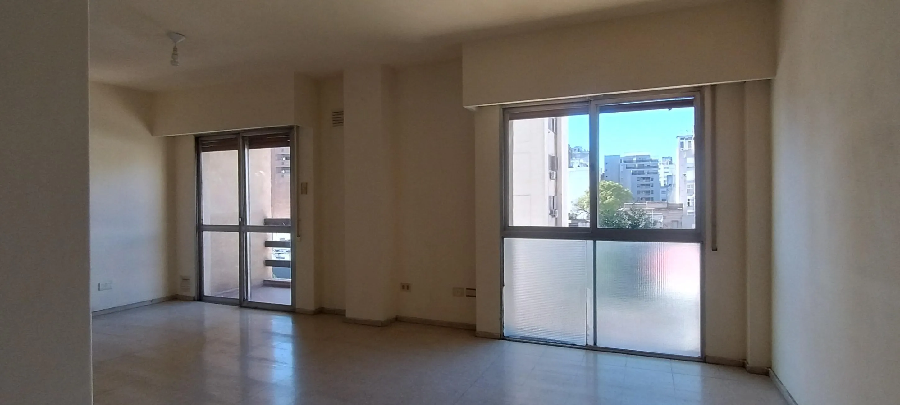 Departamento de 2 dormitorios con cochera y dependencia de servicio