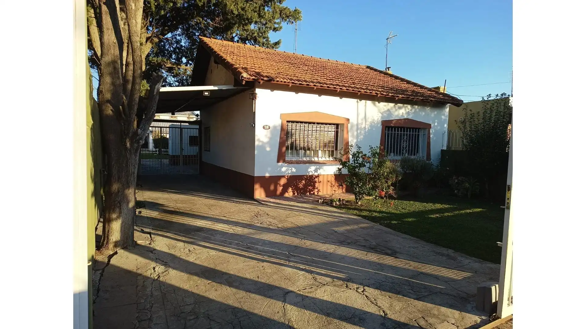 CASA CON LOTE DE  10 X 55 CON PH EN EL FONDO ESCUCHO OFERTAS