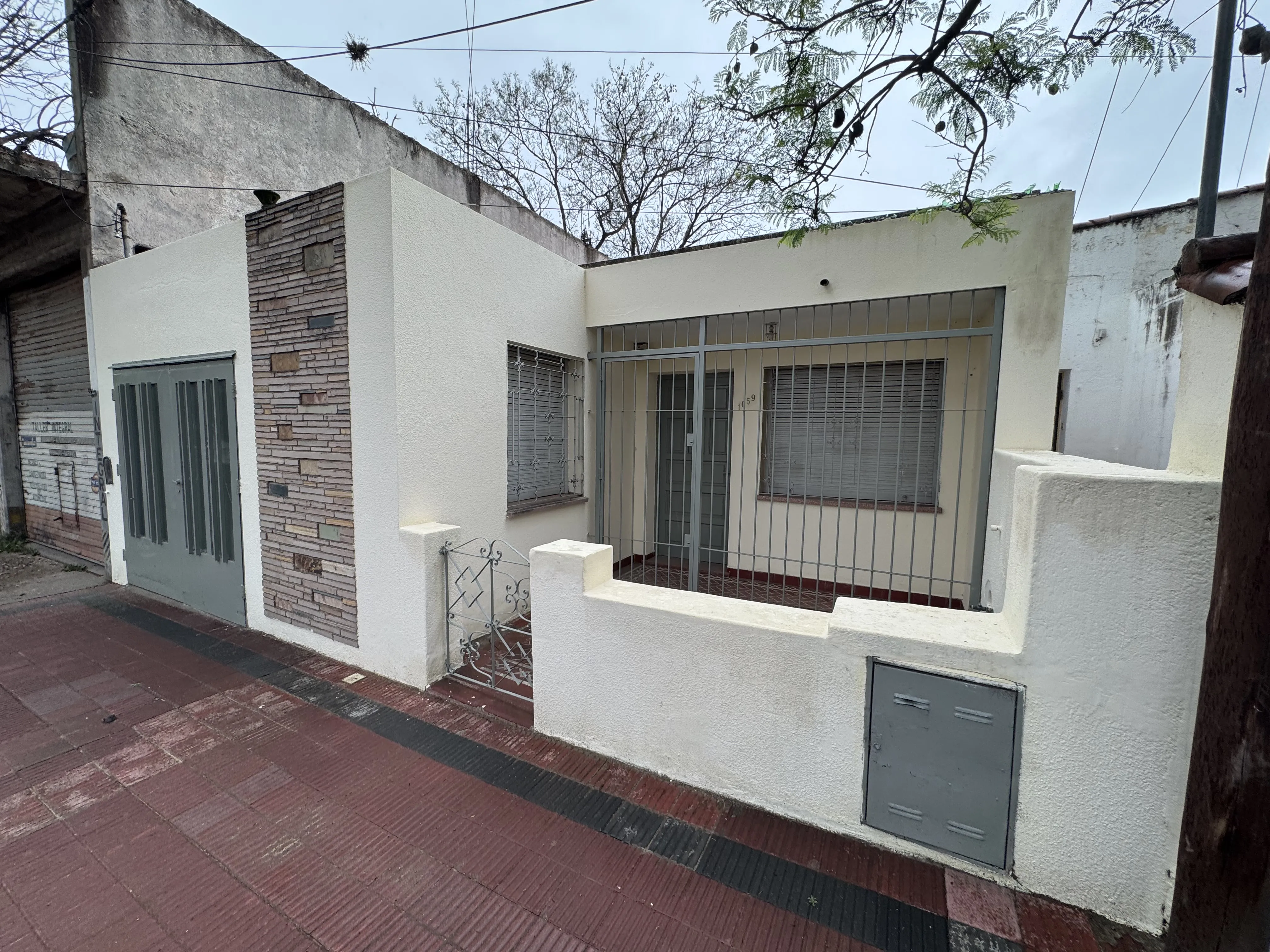 CASA ANTIGUA DE 4 DORMITORIOS Y MEDIO CON PATIO + COCHERA EN B OBSERVATORIO
