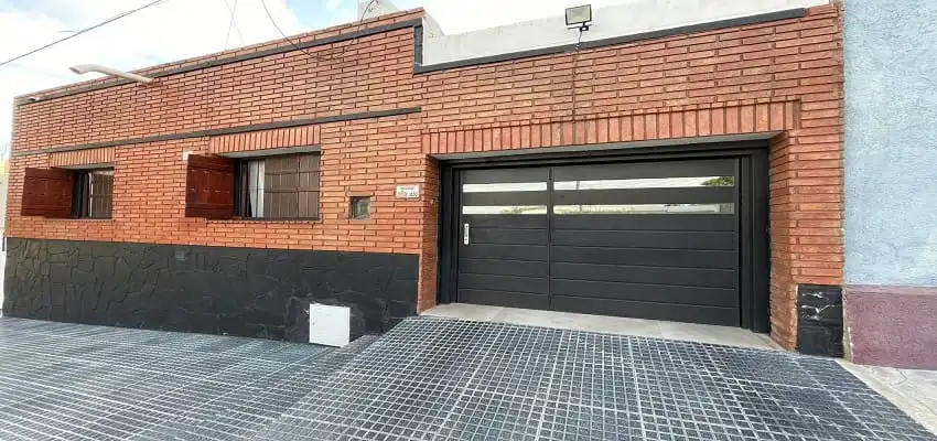 CASA PRIMER NIVEL CON TRES HABITACIONES Y MEDIA - PATIO - COCHERA