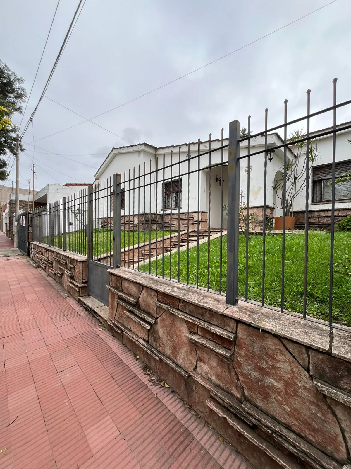ZUVIRIA 1200 SE VENDE CASA 3 DORM C/ GALPON COCHERAS GRAN OPORTUNIDAD !