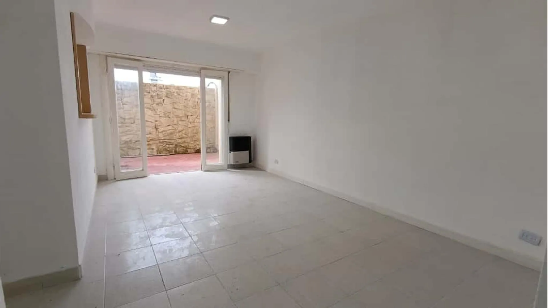 DEPARTAMENTO TRES AMBIENTES A LA VENTA, CON PATIO INTERNO.