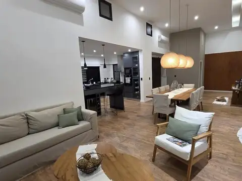 Casa en Venta en San Lucas, Canning
