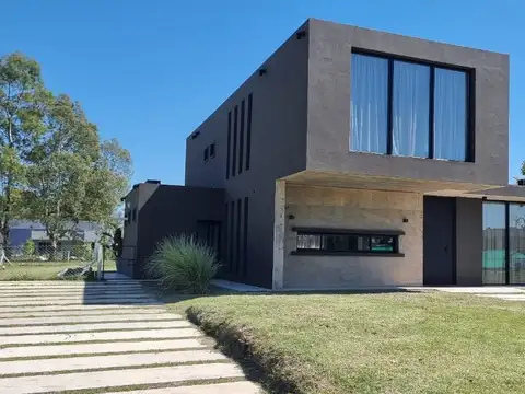 Casa en Venta en Area 60, Countries y Barrios Cerrados en la Plata