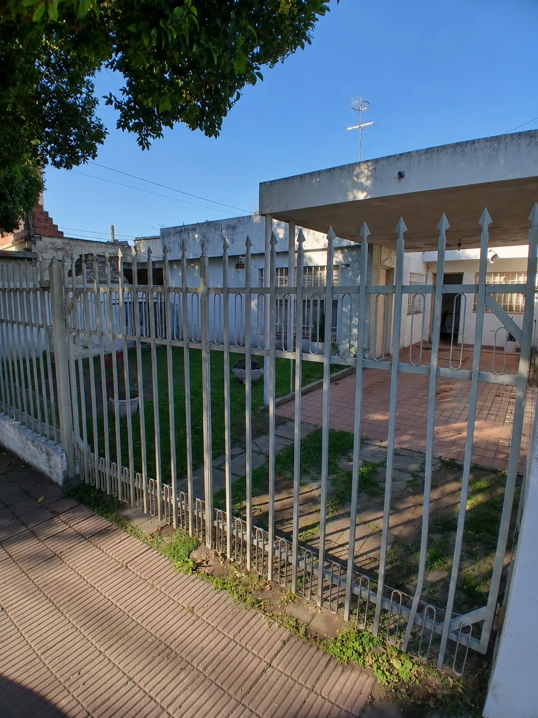 Casa 2 dormitorios, barrio Ciudadela, amplio terreno de 396 m2, ideal inversión.