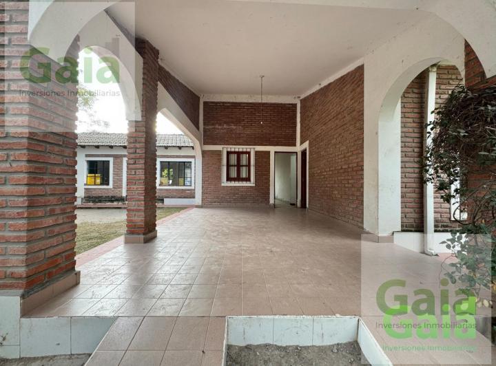 Casa · 180m² · 5 Ambientes · 4 Cocheras