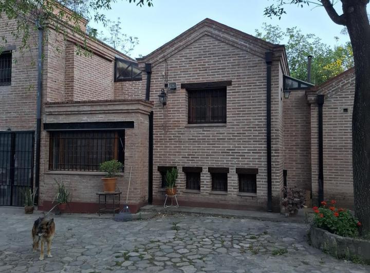 Casa · 265m² · 9 Ambientes · 2 Cocheras